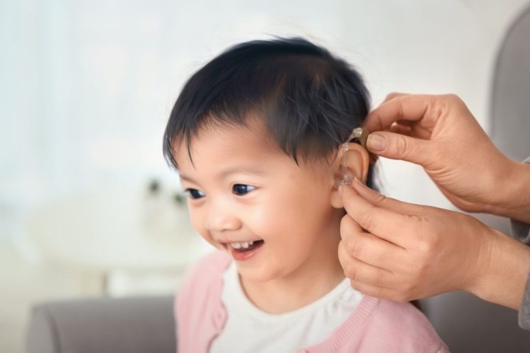 เทคนิคการให้อุปกรณ์ช่วยการได้ยินอยู่กับหูลูกน้อย
